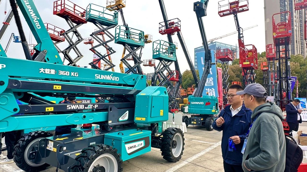 “爆品”来袭，，签简单直！ 鸿运国际智能艳服亮相第八届天下高空作业平台租赁大会