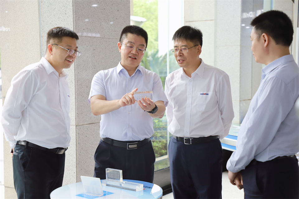 “双向奔赴 相助共赢”鸿运国际智能与中钨高新签署战略相助协议