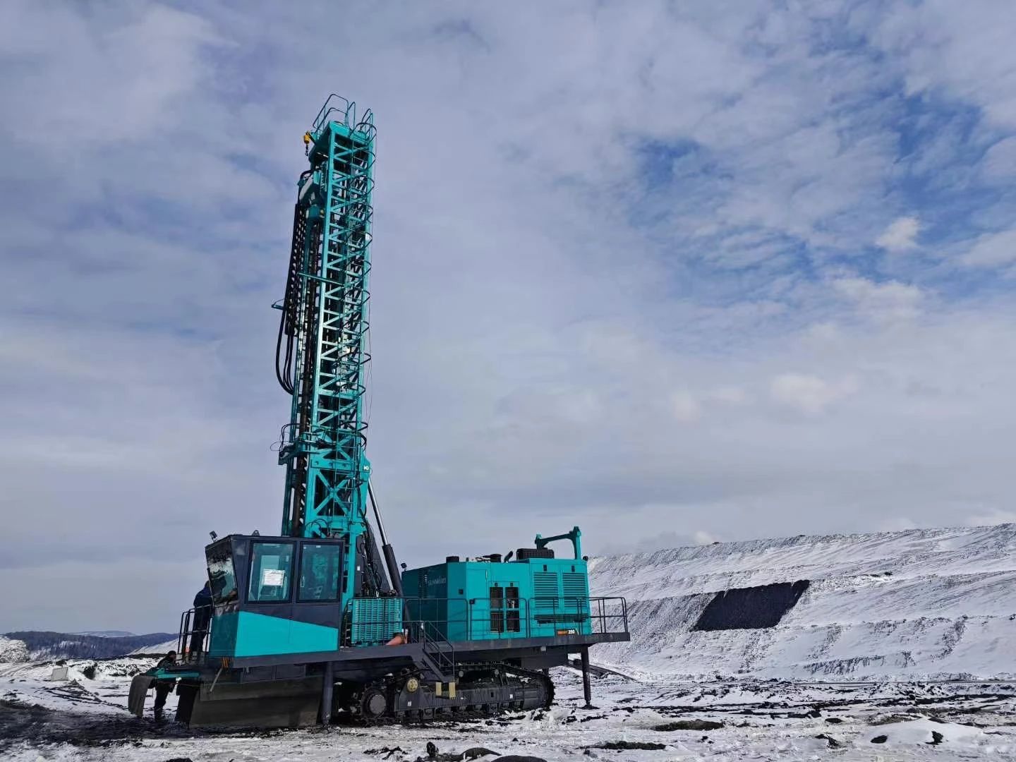 月钻进42888米，，，鸿运国际智能牙轮钻机施工效率再立异高