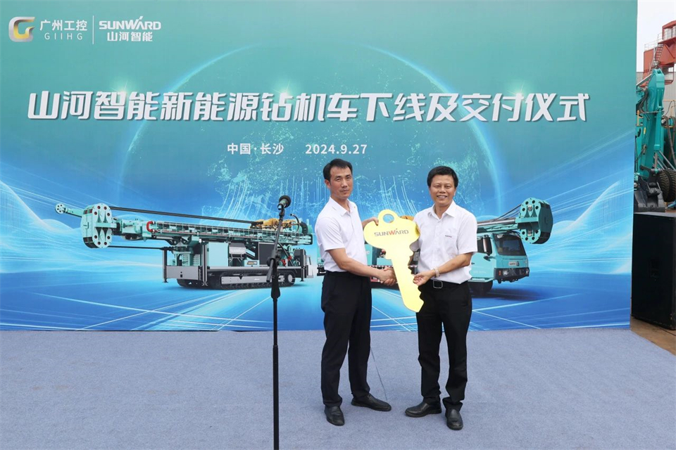 引领绿色科技新篇章！鸿运国际智能新能源钻机乐成交付