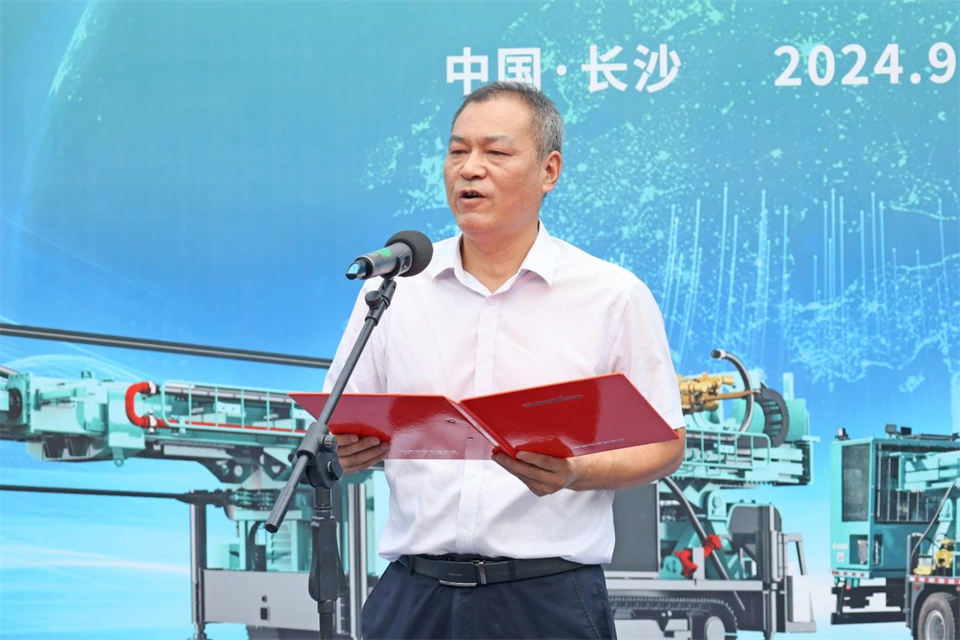 引领绿色科技新篇章！鸿运国际智能新能源钻机乐成交付