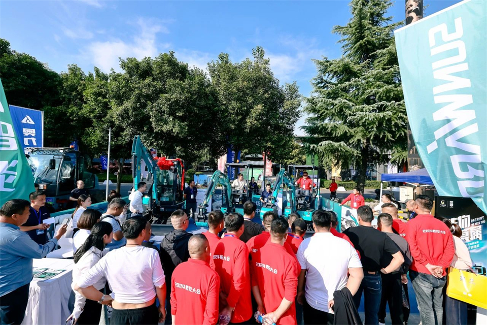 展现“掘”对实力！！！鸿运国际智能亮相2024微挖大会暨小型装备大会