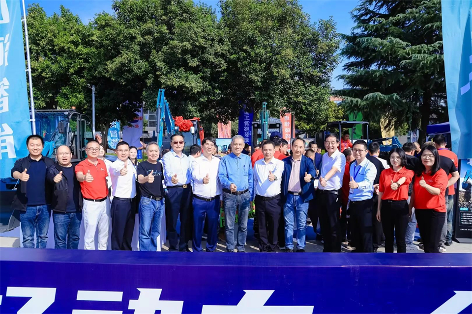 展现“掘”对实力！！！鸿运国际智能亮相2024微挖大会暨小型装备大会