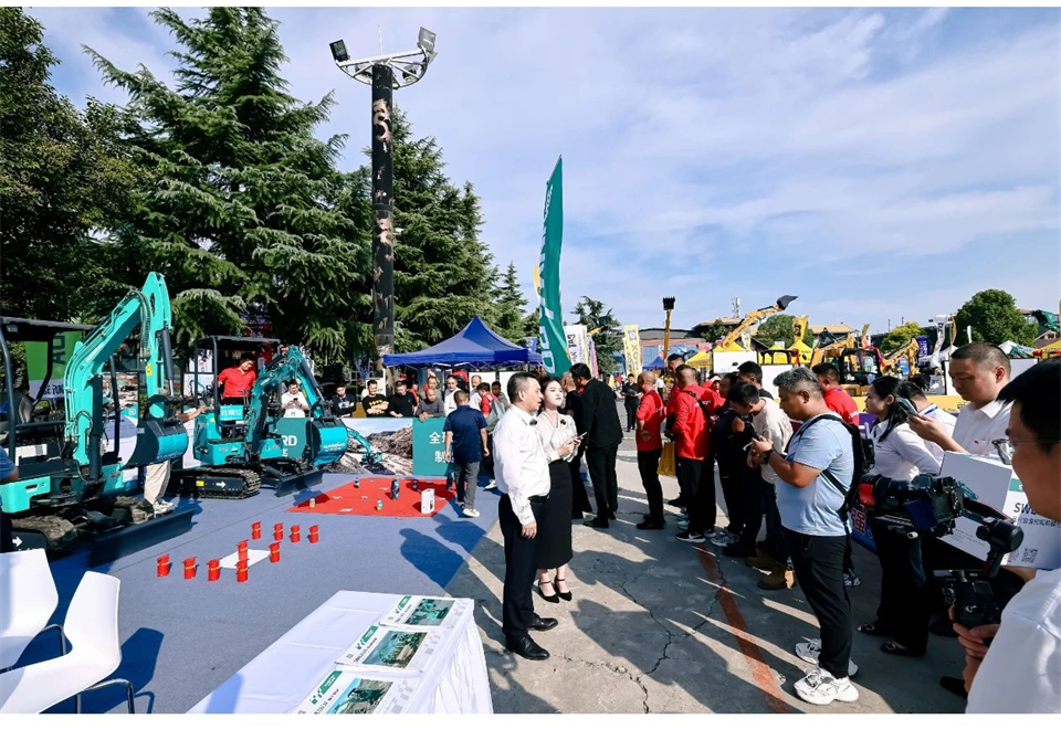 展现“掘”对实力！！！鸿运国际智能亮相2024微挖大会暨小型装备大会