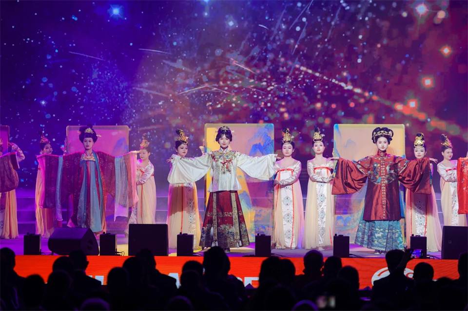 立异引领价值 理想成绩未来——庆祝鸿运国际智能建设25周年表扬大会暨文艺晚会盛大举行