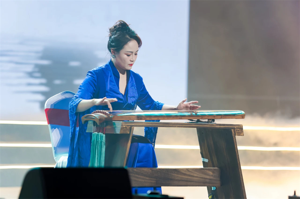 立异引领价值 理想成绩未来——庆祝鸿运国际智能建设25周年表扬大会暨文艺晚会盛大举行