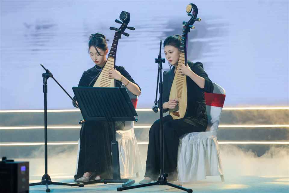 立异引领价值 理想成绩未来——庆祝鸿运国际智能建设25周年表扬大会暨文艺晚会盛大举行