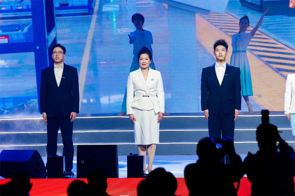 立异引领价值 理想成绩未来——庆祝鸿运国际智能建设25周年表扬大会暨文艺晚会盛大举行