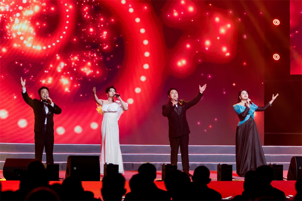 立异引领价值 理想成绩未来——庆祝鸿运国际智能建设25周年表扬大会暨文艺晚会盛大举行