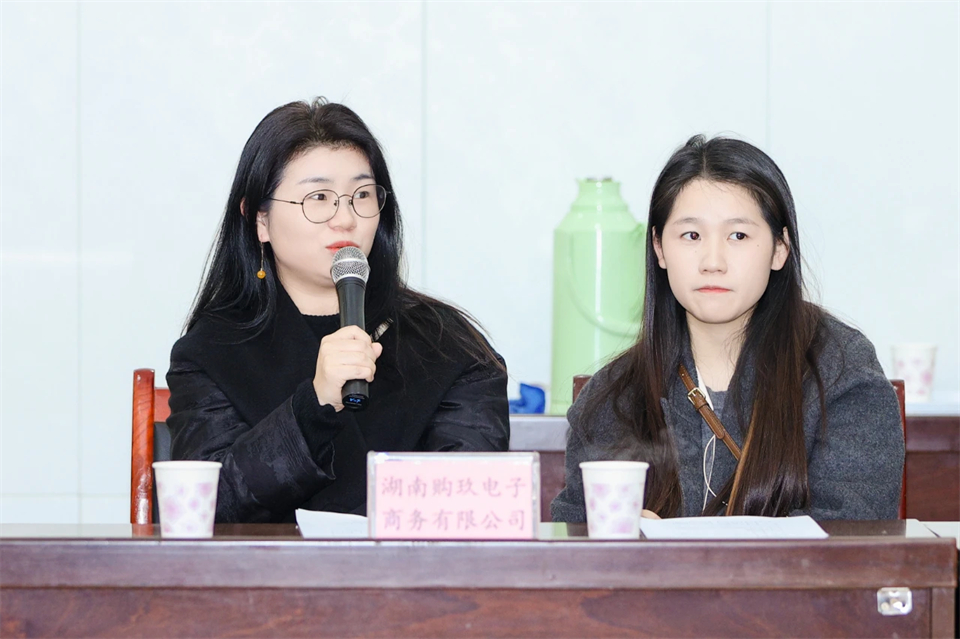 长龙街道、、、鸿运国际智能召开首届年货盛惠暨送春联文化惠民活动事情聚会