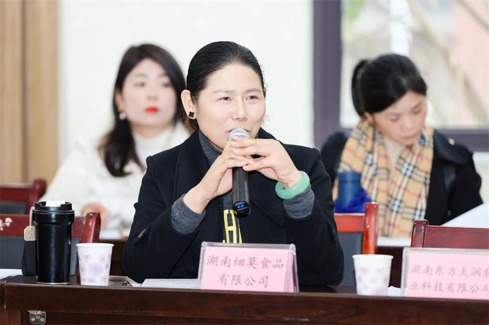 长龙街道、、、鸿运国际智能召开首届年货盛惠暨送春联文化惠民活动事情聚会