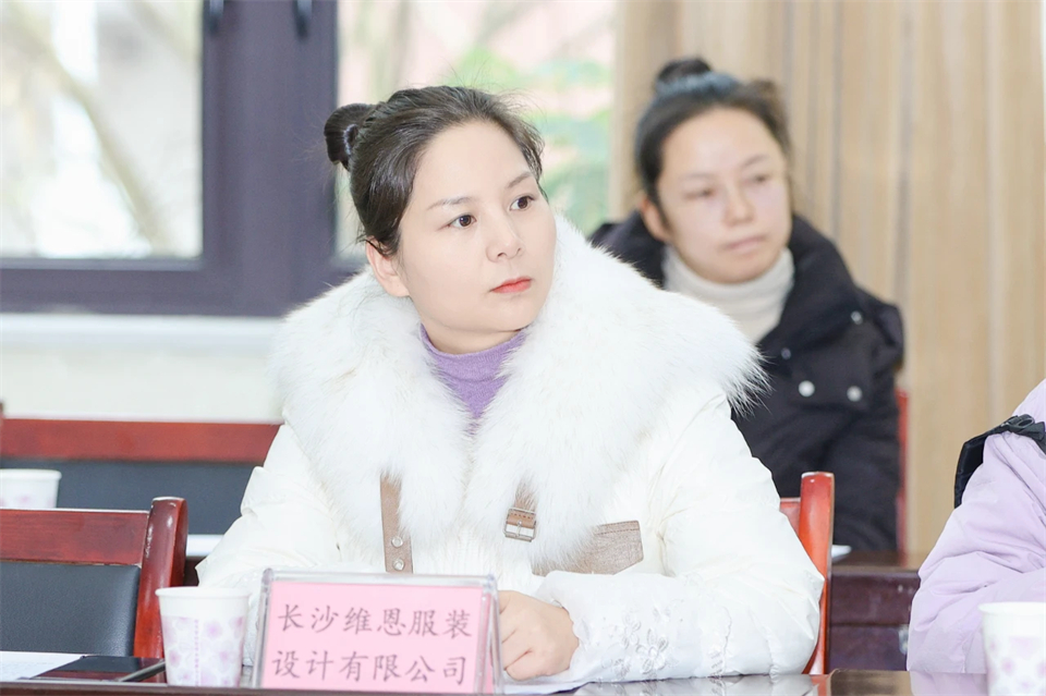 长龙街道、、、鸿运国际智能召开首届年货盛惠暨送春联文化惠民活动事情聚会