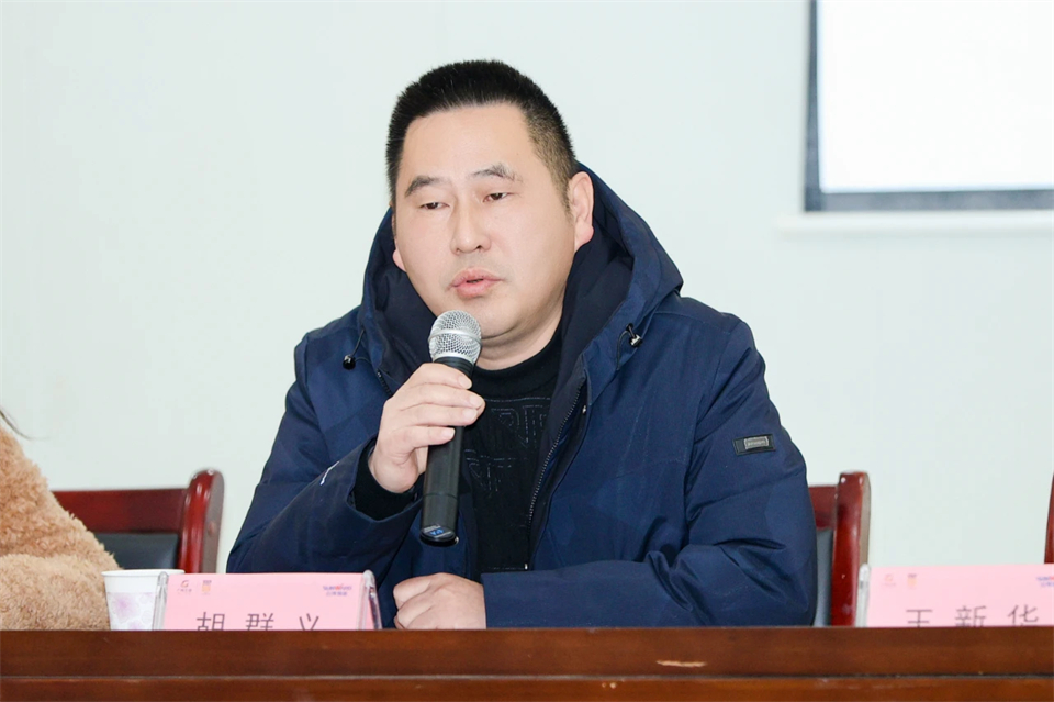 长龙街道、、、鸿运国际智能召开首届年货盛惠暨送春联文化惠民活动事情聚会