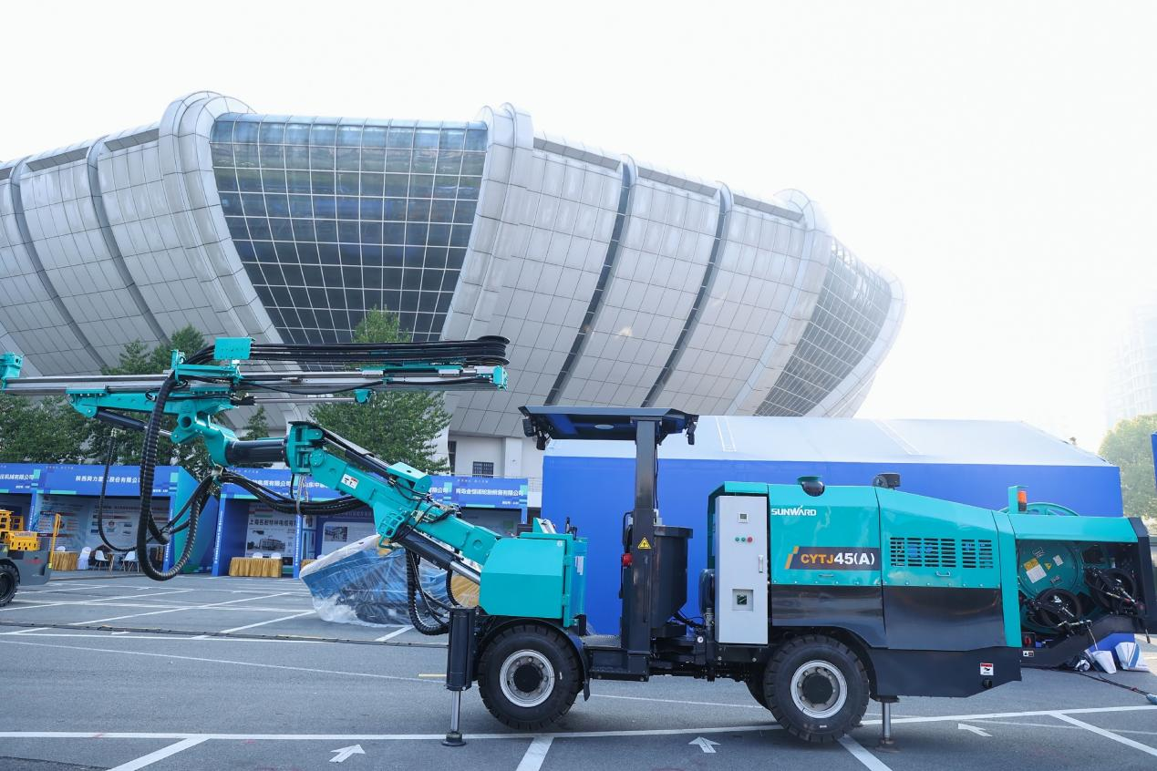 鸿运国际矿岩携井下掘进台车亮相苍南矿山井巷机械展