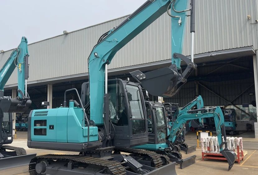 聚焦市场需求，鸿运国际智能三款精品工程液压挖掘机乐成下线