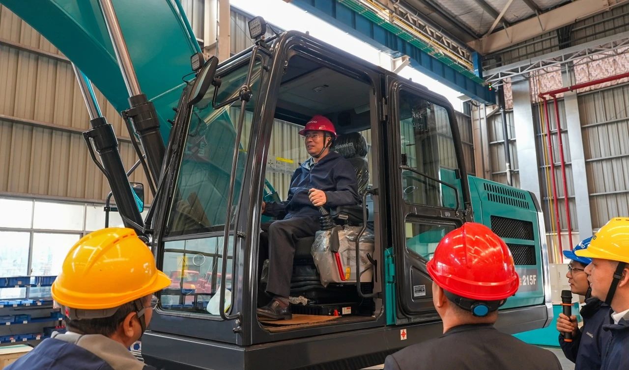 聚焦市场需求，鸿运国际智能三款精品工程液压挖掘机乐成下线