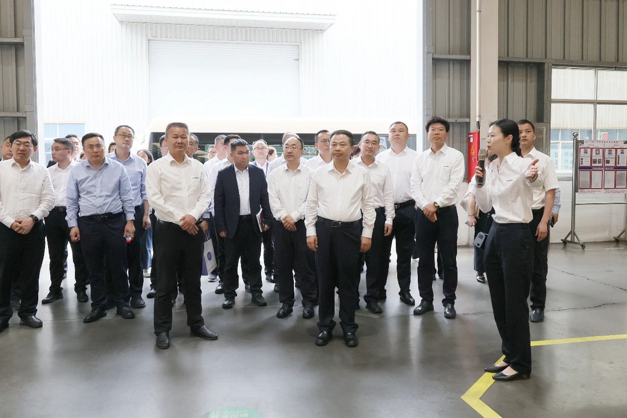 天能控股集团党委书记、、、董事长张天任率队到访鸿运国际智能