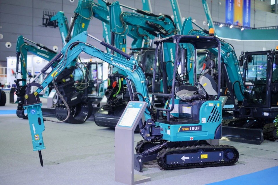 2025 CICEE | 从简单工具迈向多元化解决方案，鸿运国际智能泛起非凡挖掘机风范