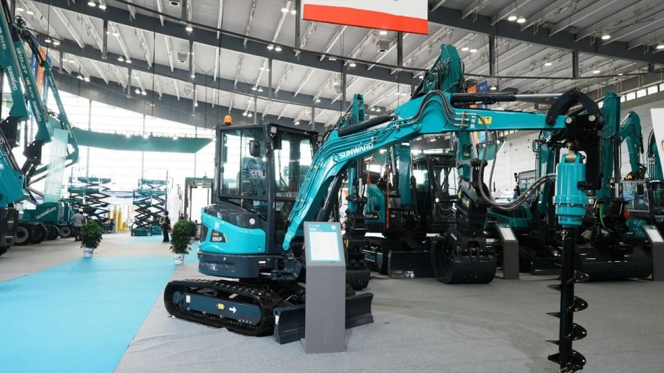 2025 CICEE | 从简单工具迈向多元化解决方案，鸿运国际智能泛起非凡挖掘机风范