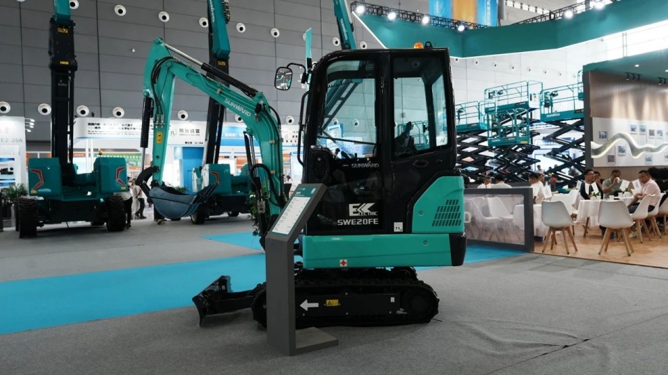 2025 CICEE | 从简单工具迈向多元化解决方案，鸿运国际智能泛起非凡挖掘机风范