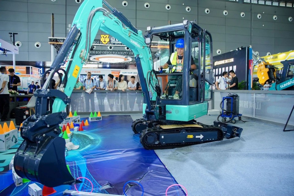 2025 CICEE | 从简单工具迈向多元化解决方案，鸿运国际智能泛起非凡挖掘机风范