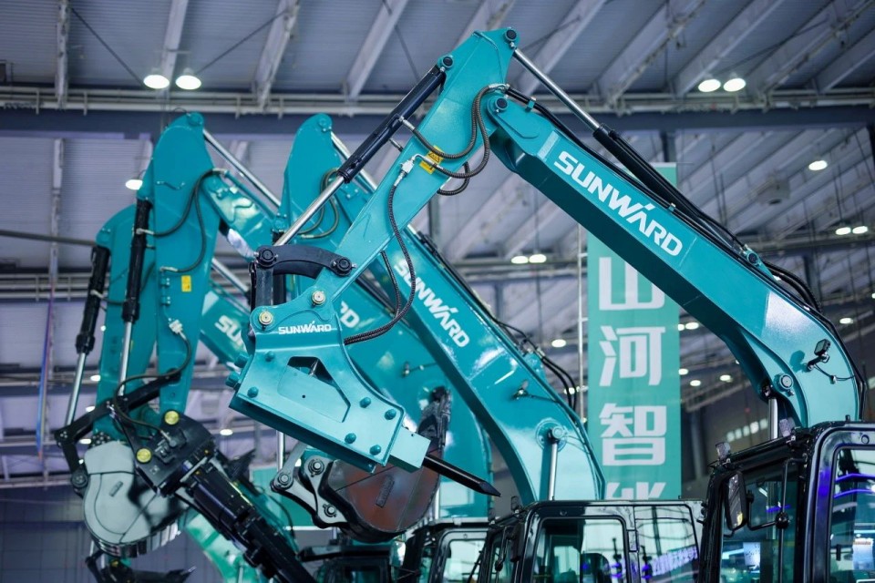2025 CICEE | 从简单工具迈向多元化解决方案，鸿运国际智能泛起非凡挖掘机风范