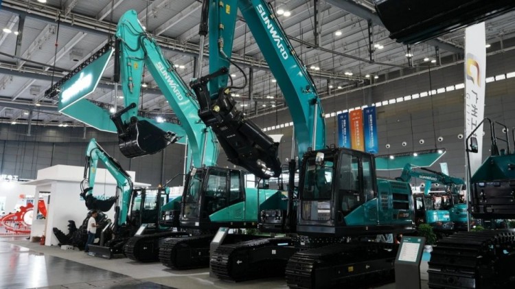 2025 CICEE | 打造极致精品化，，，鸿运国际智能挖掘机“圈粉”长沙展