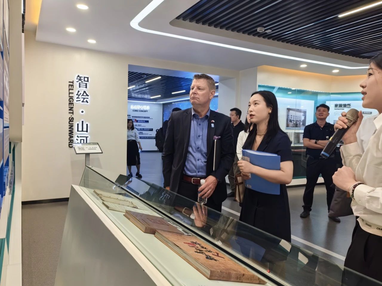 芬兰驻华大使馆商务参赞到访鸿运国际智能