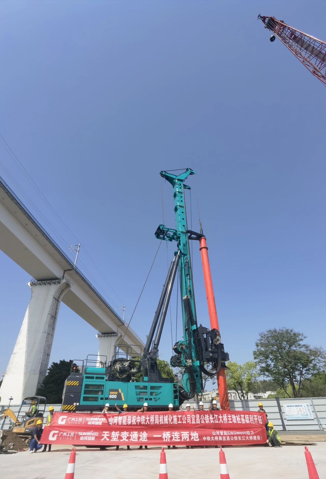 再战“天下级工程”！！鸿运国际智能旋挖钻机助力宜昌长江公铁大桥建设