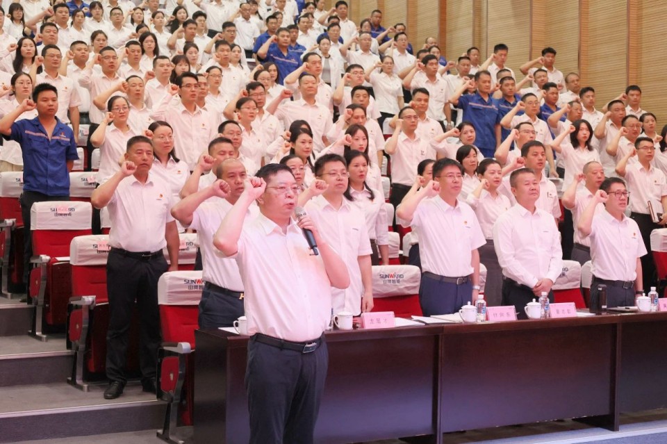 鸿运国际智能召开庆祝中国共产党建设104周年表扬大会