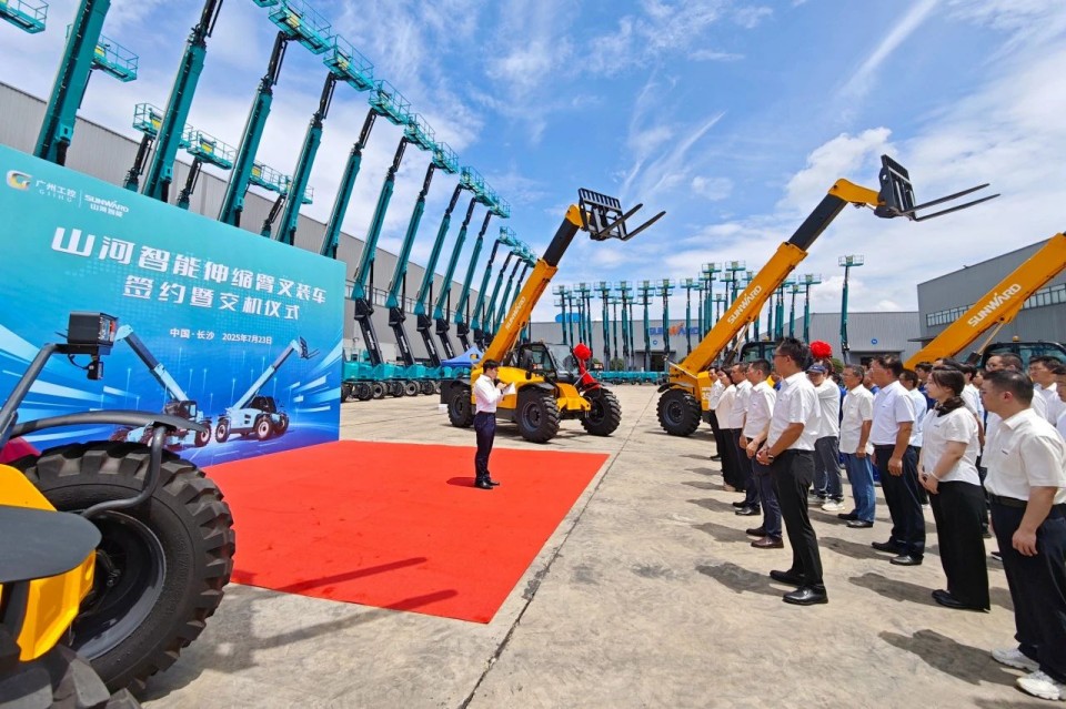 鸿运国际智能伸缩臂叉装车批量交付，，即将奔赴新一线