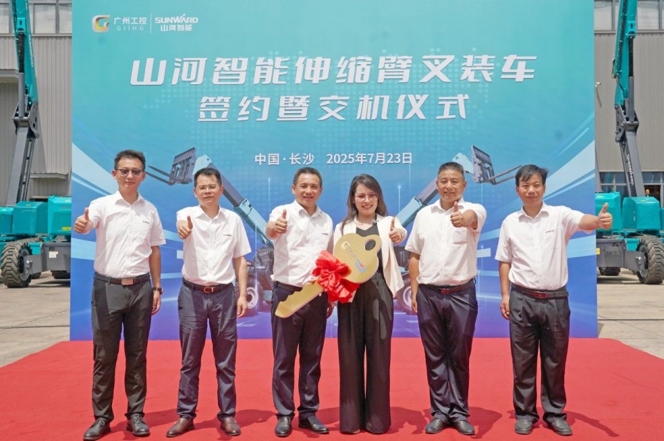 鸿运国际智能伸缩臂叉装车批量交付，，即将奔赴新一线