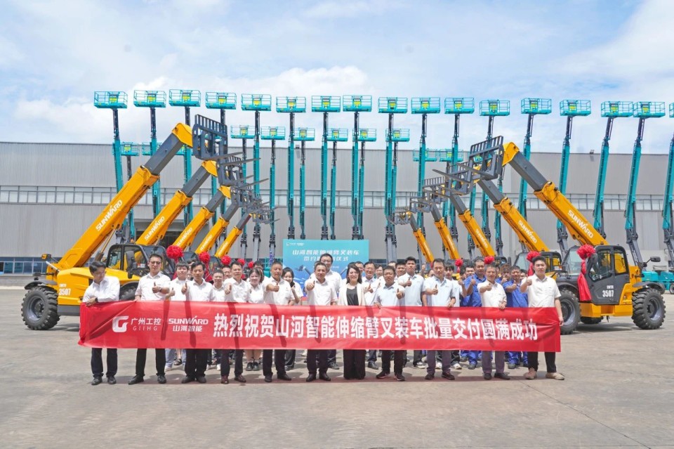 鸿运国际智能伸缩臂叉装车批量交付，，即将奔赴新一线
