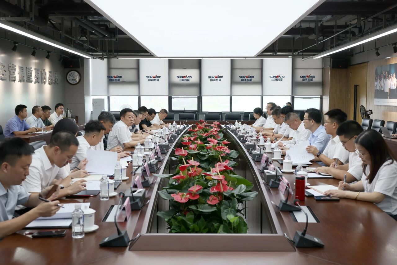 湖南省政协副主席、、省工程机械工业链链长何寄华调研鸿运国际智能