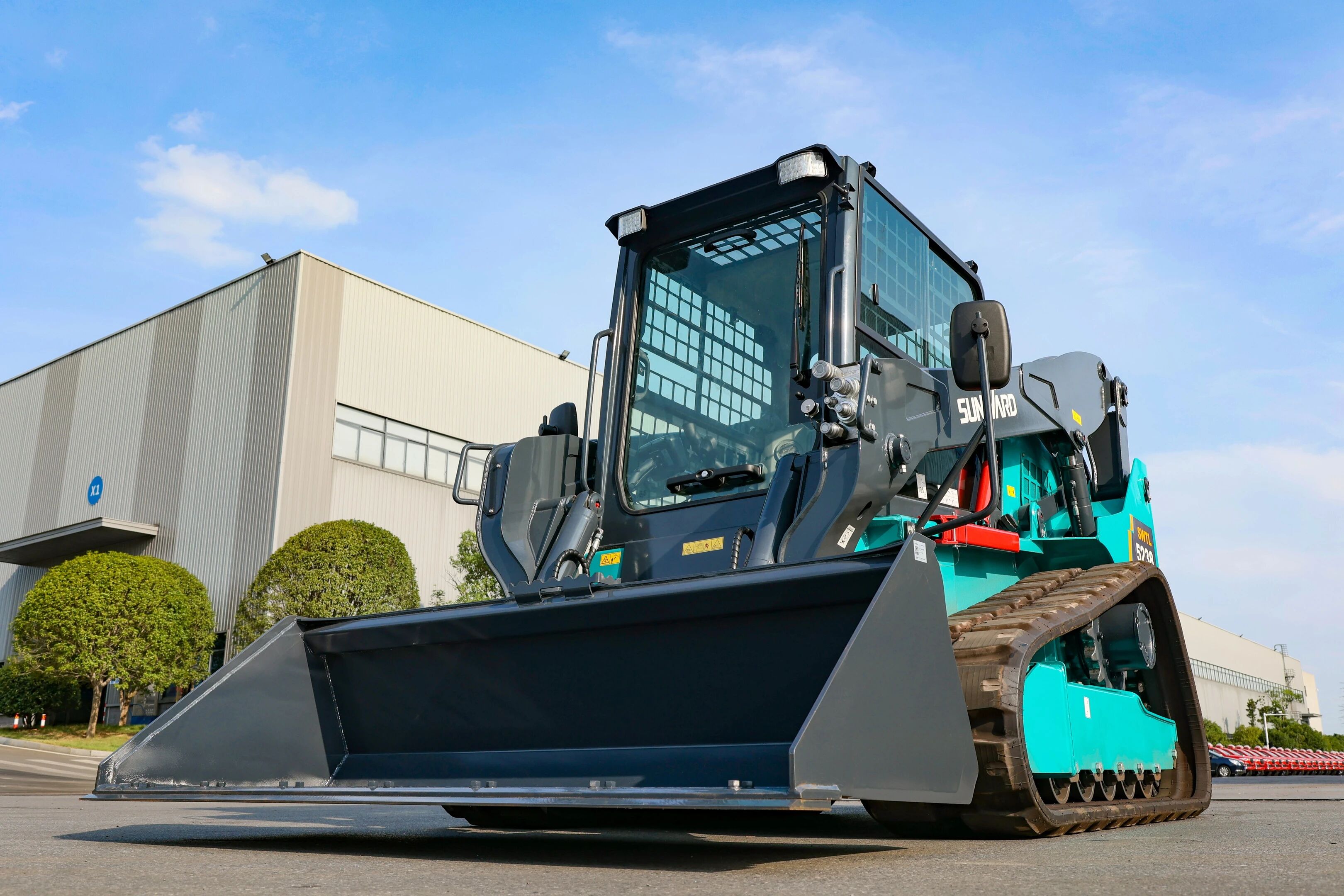 高端装备再获国际认可！！鸿运国际智能最大吨位笔直举升履带式滑移装载机批量发往北美