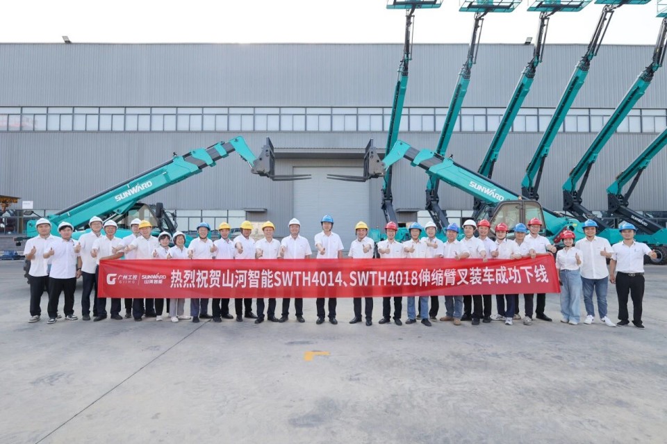 高端机型“双箭齐发”！鸿运国际智能两款伸缩臂叉装车乐成下线