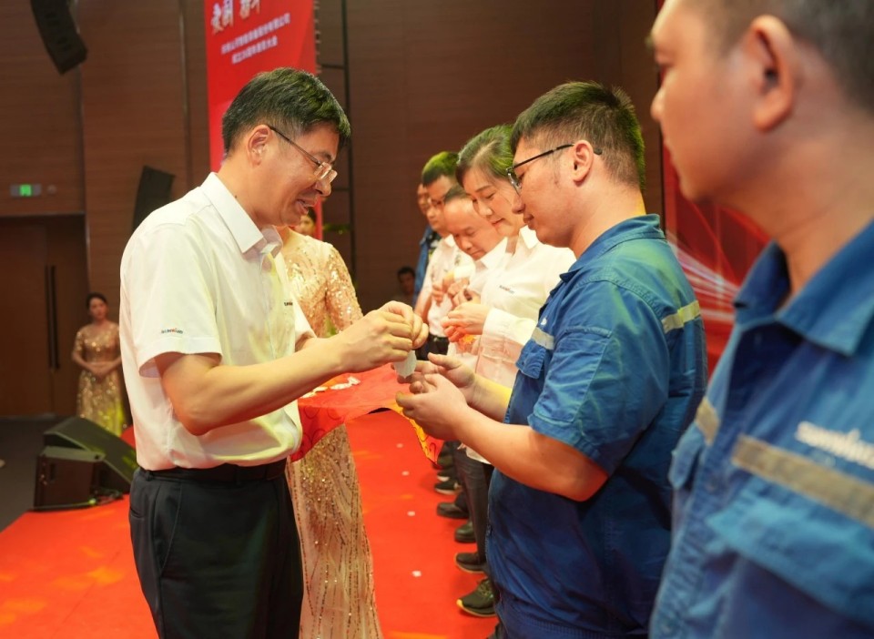 聚力前行！！庆祝鸿运国际智能建设26周年表扬大会盛大召开