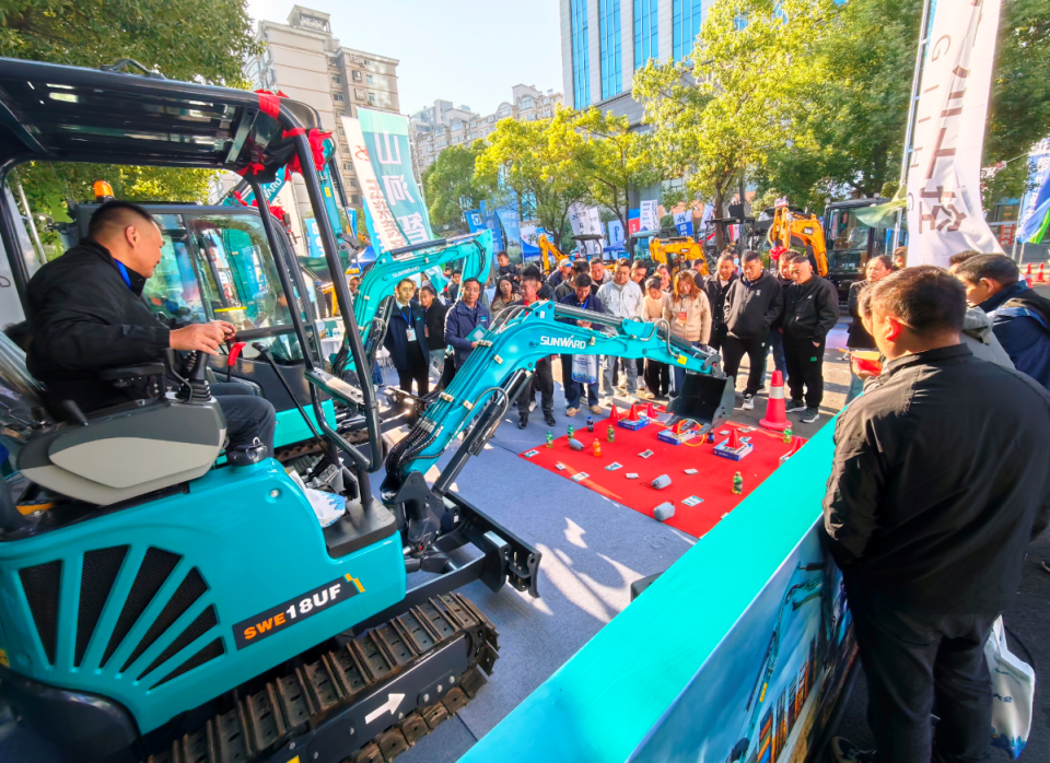 鸿运国际智能微挖“天团”闪灼武汉，，引领绿色施工潮流