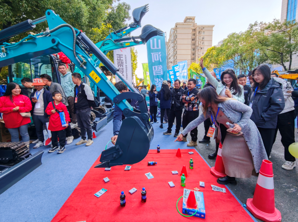 鸿运国际智能微挖“天团”闪灼武汉，，引领绿色施工潮流