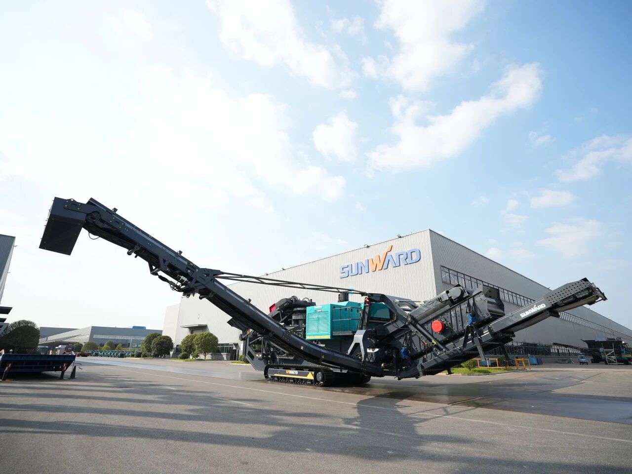 破局国际市场，，，无惧极寒工况！鸿运国际智能SP300CTD柴电两用圆锥破碎站乐成下线