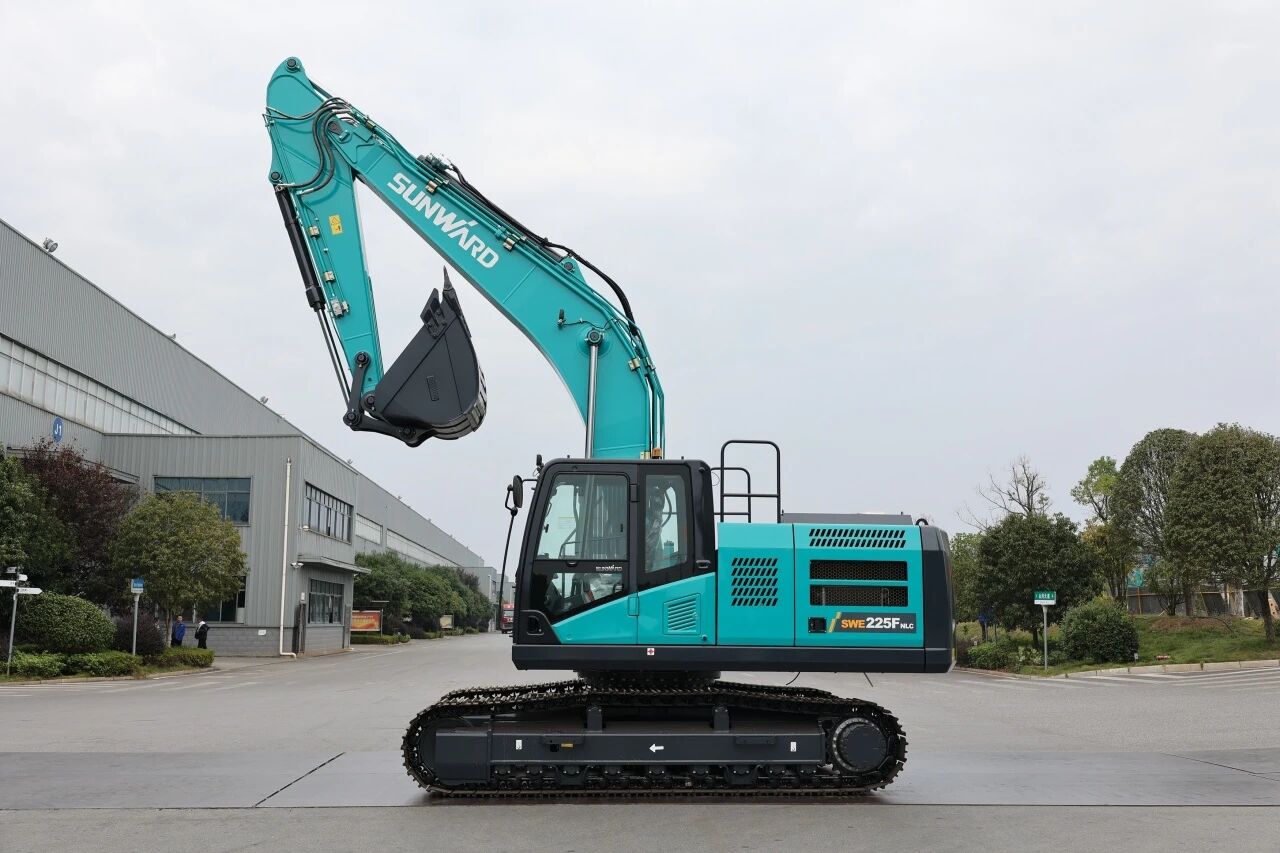 “双子星”闪灼！！鸿运国际智能两款履带式液压挖掘机乐成下线