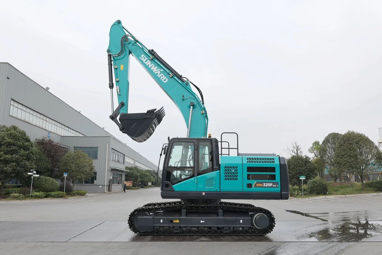 “双子星”闪灼！！鸿运国际智能两款履带式液压挖掘机乐成下线