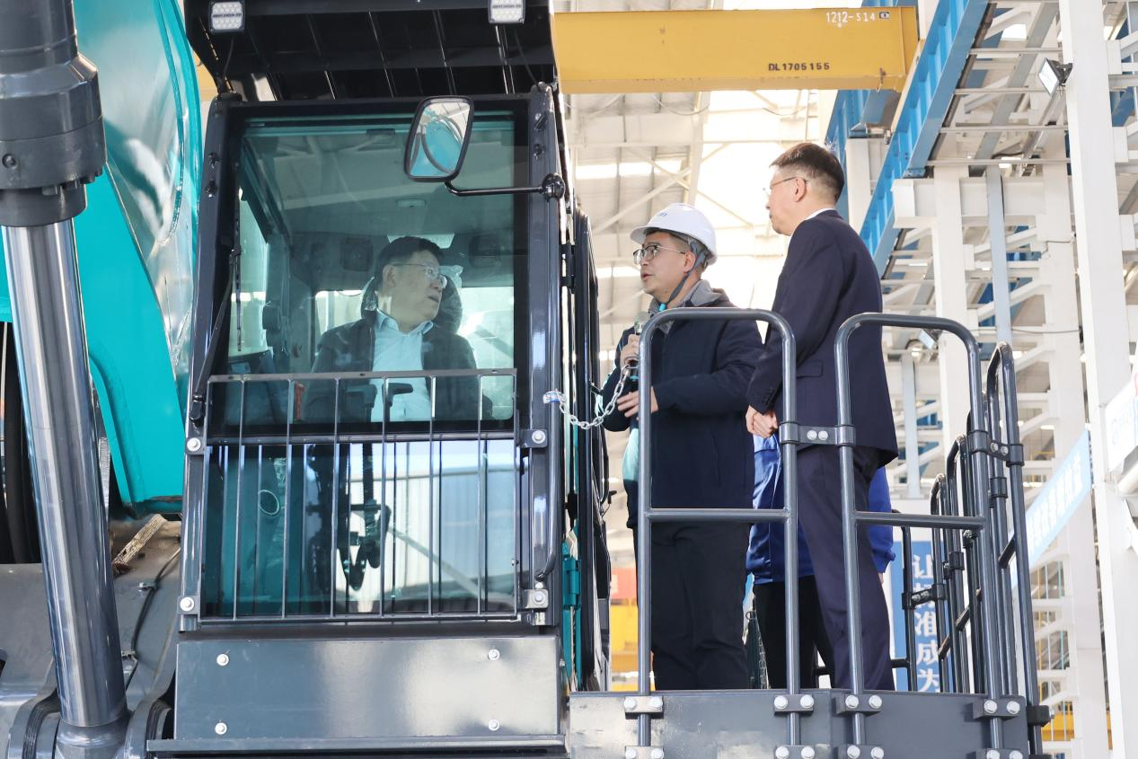 新矿投资集团党委书记、、董事长王漠到访鸿运国际智能