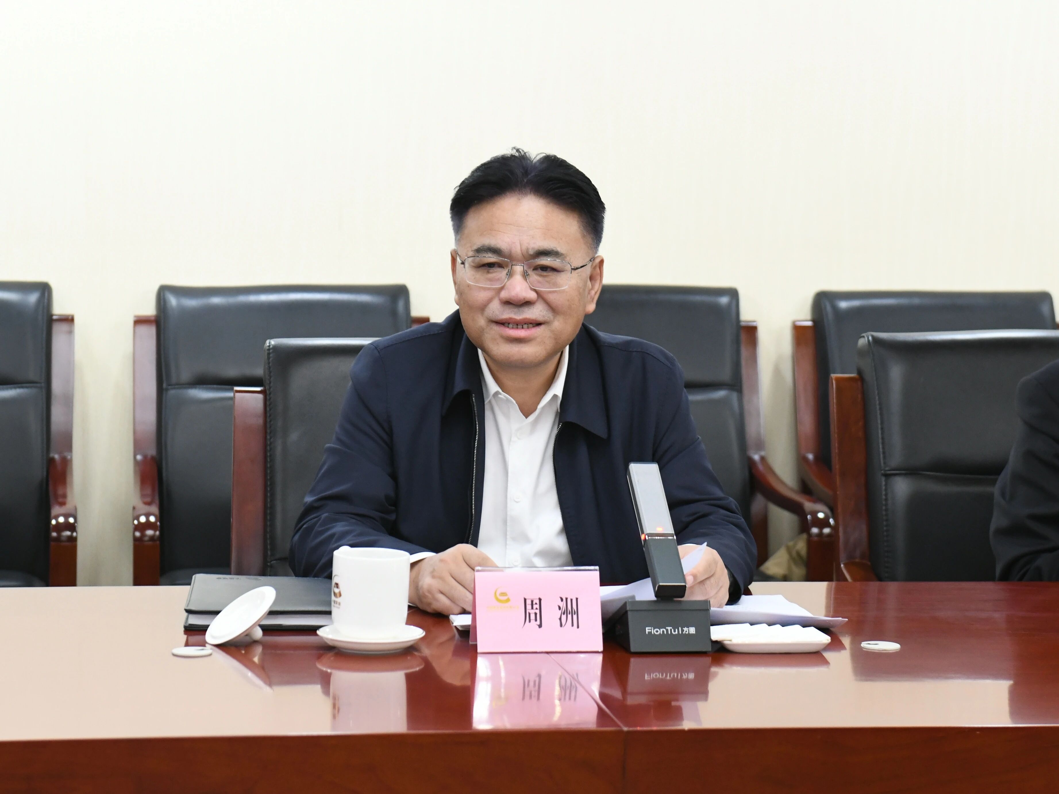 广州工控集团董事长景广军率鸿运国际智能团队到中国黄金集团造访交流