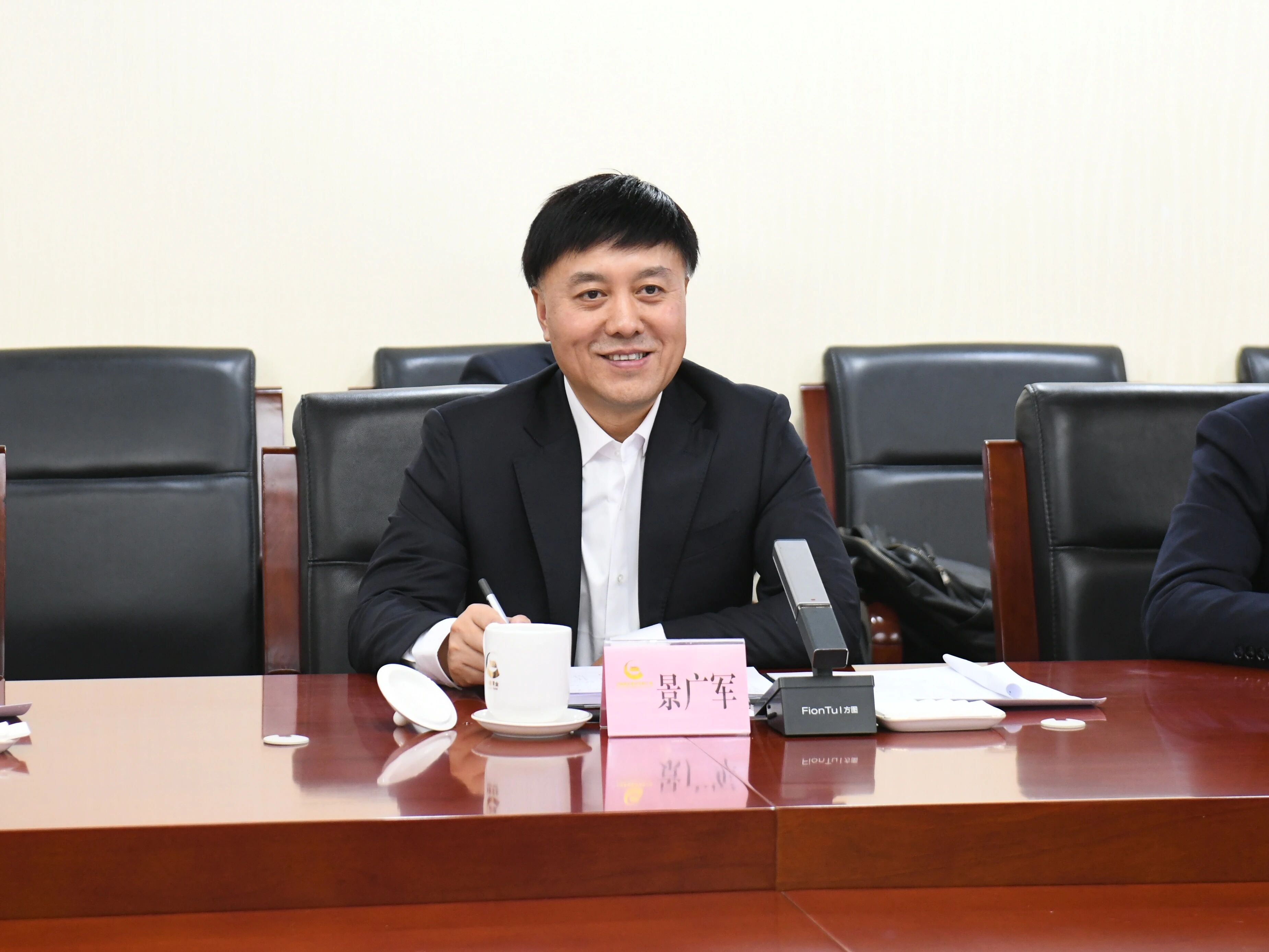 广州工控集团董事长景广军率鸿运国际智能团队到中国黄金集团造访交流